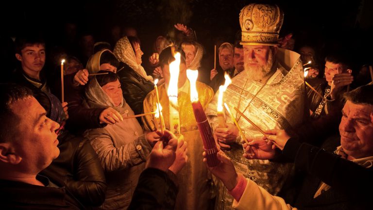 Lumina SfantÄƒ S A Aprins La Sfantul Mormant Din Ierusalim Cand Ar Urma SÄƒ AjungÄƒ È™i In Romania