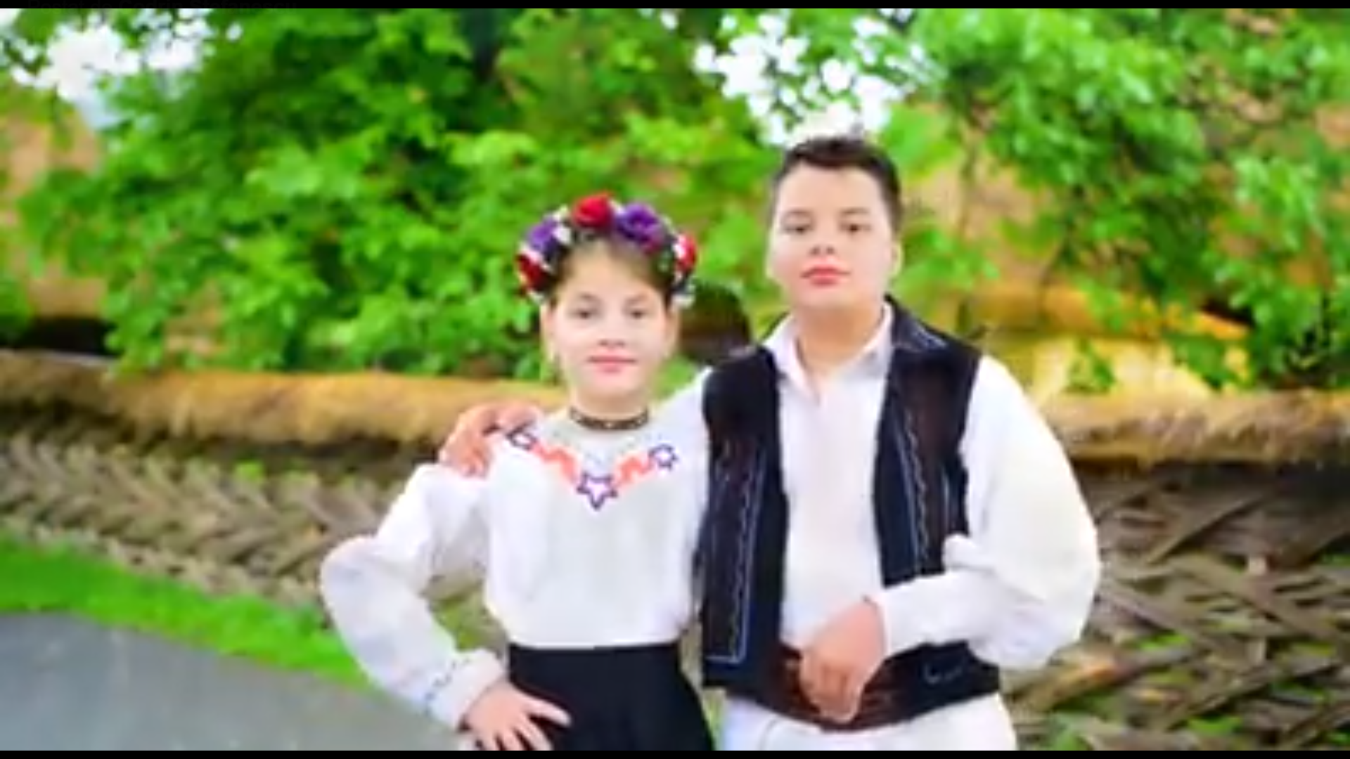 După Maneaua Lui Guţă Doi Copii In Costume Populare Cantă Votați