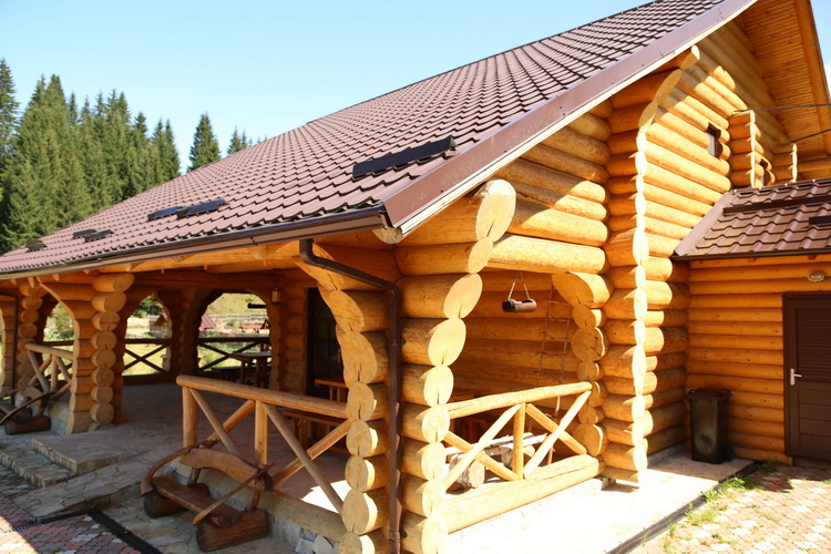 Imagini pentru Casele bucovinene din lemn, comandate Ã®n toatÄ Europa. CostÄ doar 20.000 de euro