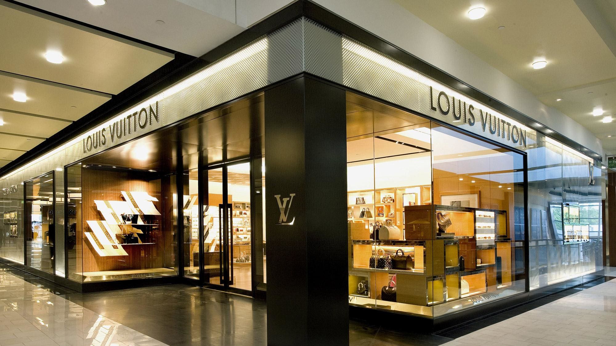 Proprietarul Luis Vuitton va produce dezinfectant pe liniile de producție a parfumurilor