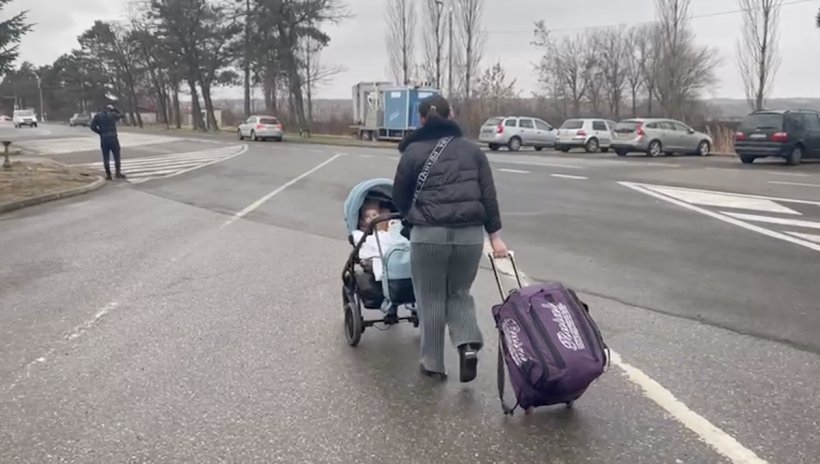 O mamă a trecut granița pe jos din Ucraina în România: Mi-am lăsat familia  acolo. Am luat doar documentele și copilul