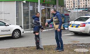 Hoţii din Kiev, care jefuiesc casele părăsite, sunt legaţi de stâlpi şi bătuţi cu beţe