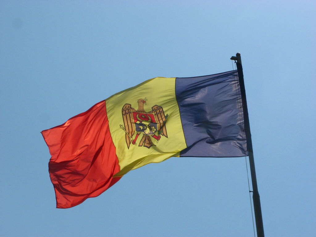 Drapelul_Republicii_Moldova_arborat_în_centrul_oraşului_Rîşcani