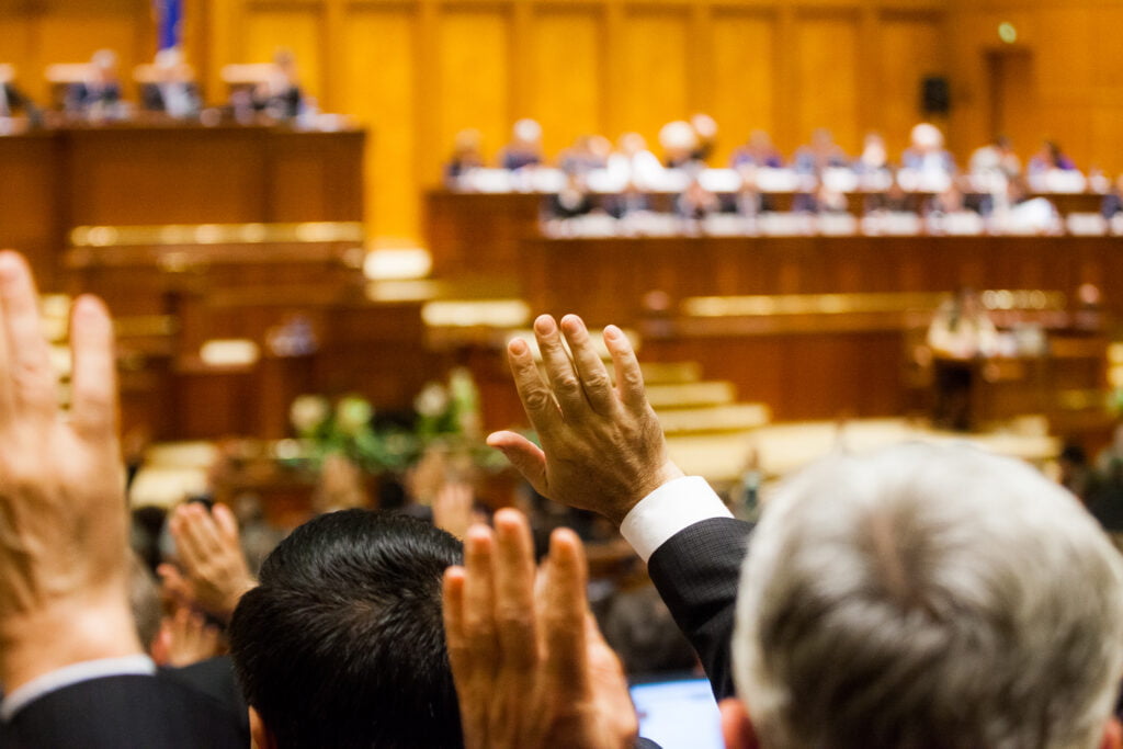 Deputati, voteaza in timpul sedintei Plenului reunit al celor doua Camere ale Parlamentului în care Guvernul îsi angajeaza raspunderea pe un program politic, in Bucuresti, marti, 11 martie 2014.. Foto: Ovidiu Micsik / Inquam Photos