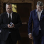 Lucian Bode (foto fundal), ministrul Afacerilor Interne, premierul Nicolae Ciucă (foto centru) și președintele PSD, Marcel Ciolacu (foto dreapta). Foto: Inquam Photos/ Octav Ganea