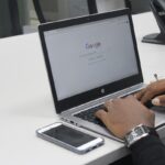 Google laptop angajat