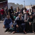 Zeci de mii de palestinieni