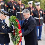 coroană de flori la Cimitirul Eroilor Arlington din Washington