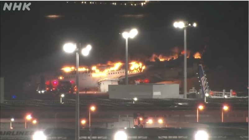 Un avion al Japan Airlines a luat foc