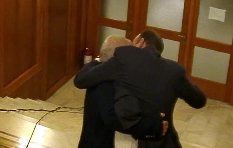 VIDEO Au apărut imaginile din Parlament. Momentul în care Vîlceanu îl mușcă de nas și îl agresează pe Florin Roman