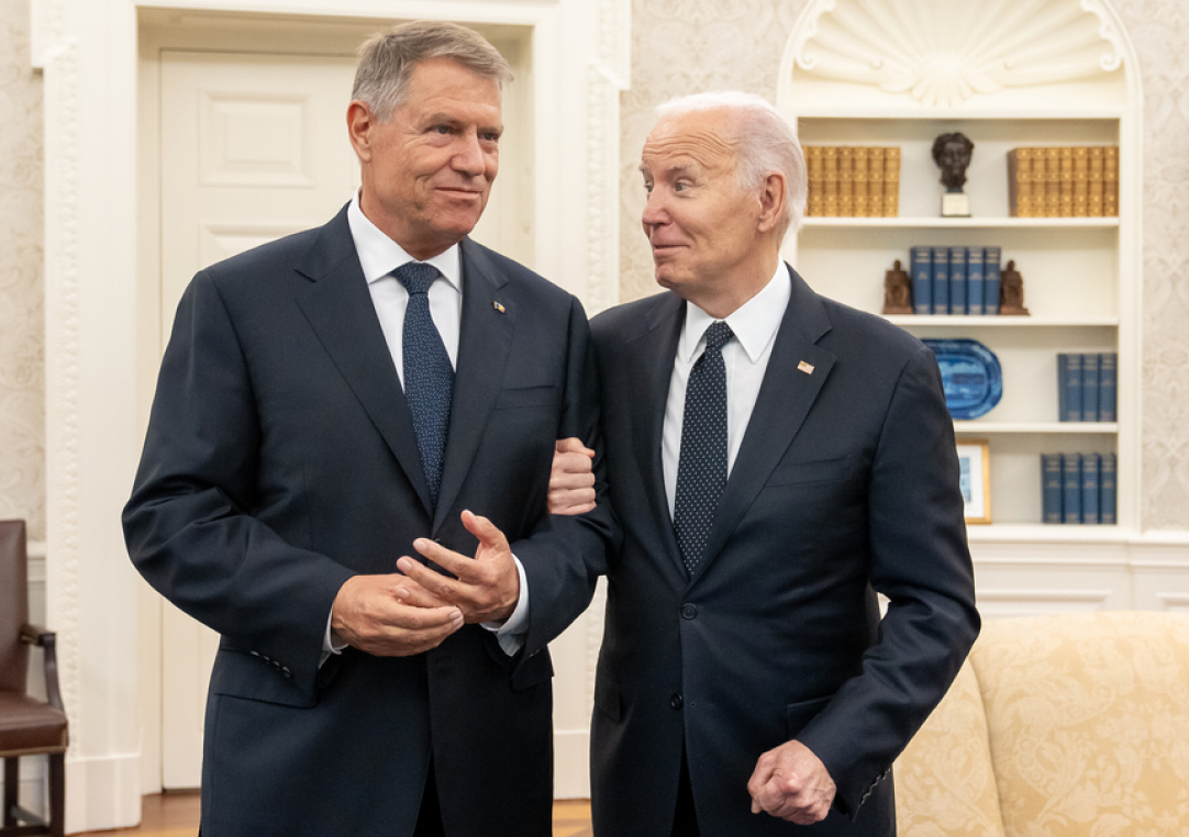 POLITICO: Creşte presiunea asupra preşedintelui Klaus Iohannis pentru a se retrage din cursa pentru conducerea NATO