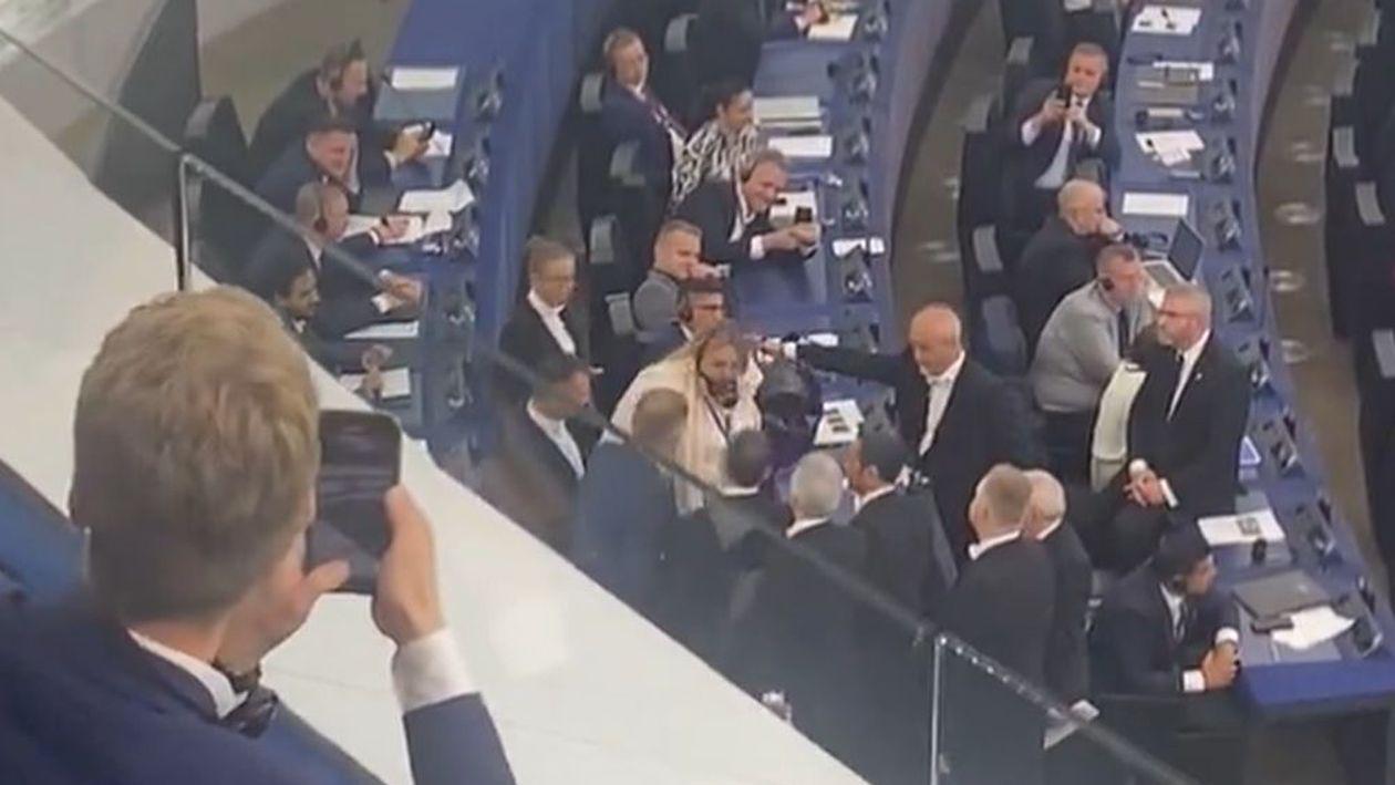 VIDEO Diana Șoșoacă, dată afară din plenul Parlamentului European. Reacțiile europarlamentarilor români