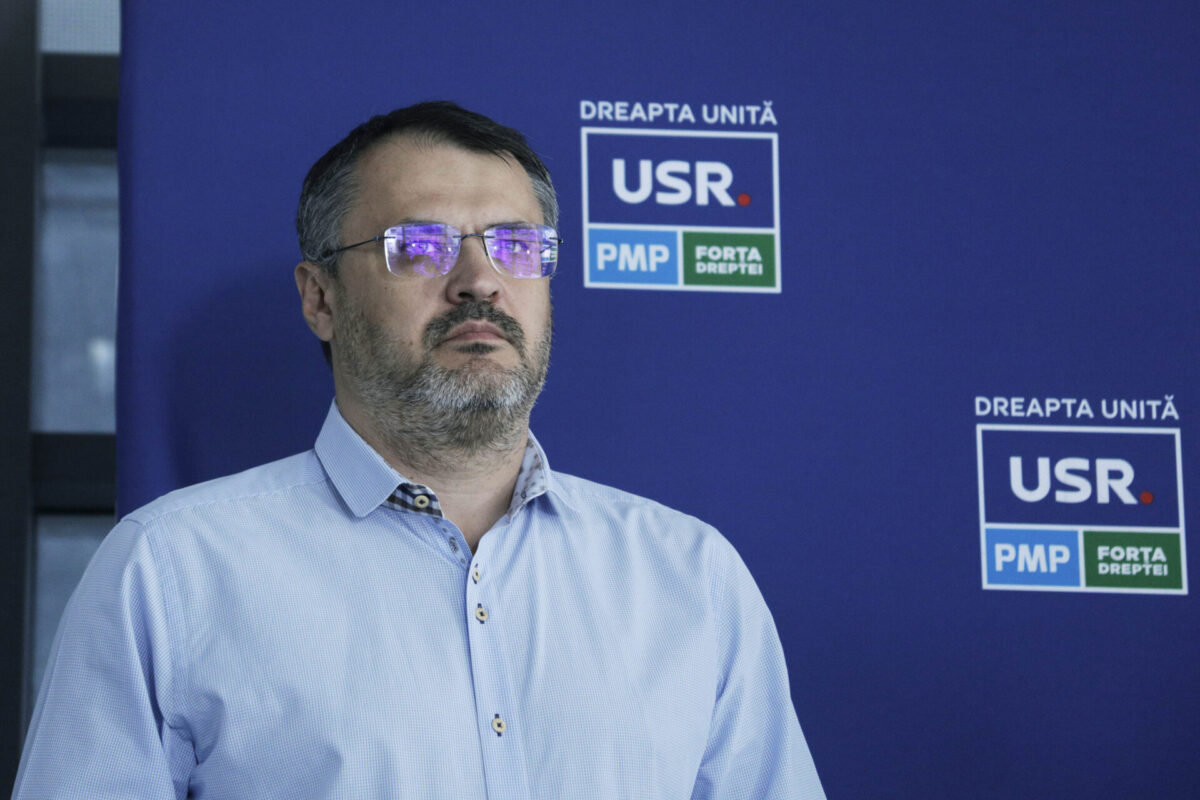 Scandalul din USR ajunge la „baronii” partidului. Sinecura lui Ghinea, luată la ochi