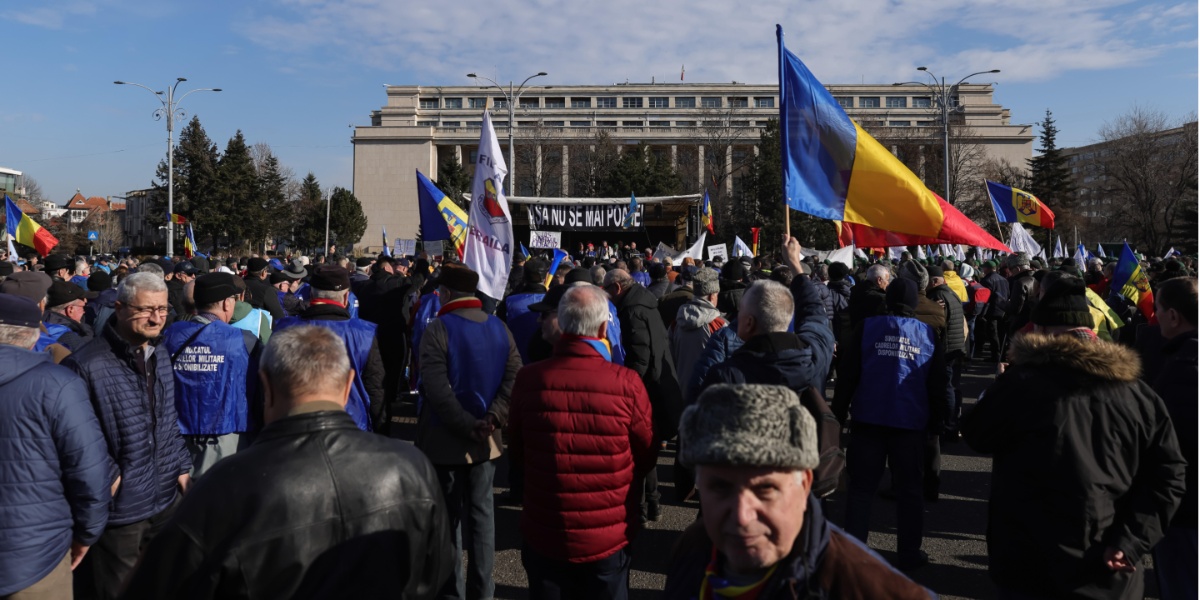 FOTO Protest în Piața Victoriei: Simpatizanții lui Georgescu au încercat să intre în Guvern. Sindicaliștii s-au retras