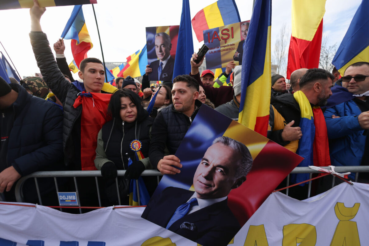 FOTO „Noi am votat, voi ați furat!”. A început mitingul de la CCR al susținătorilor lui Călin Georgescu