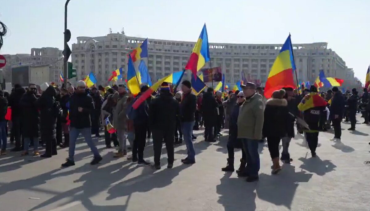 UPDATE VIDEO Proteste ale susţinătorilor AUR și ai lui Georgescu. Briceag şi spray lacrimogen, găsite la protestatari