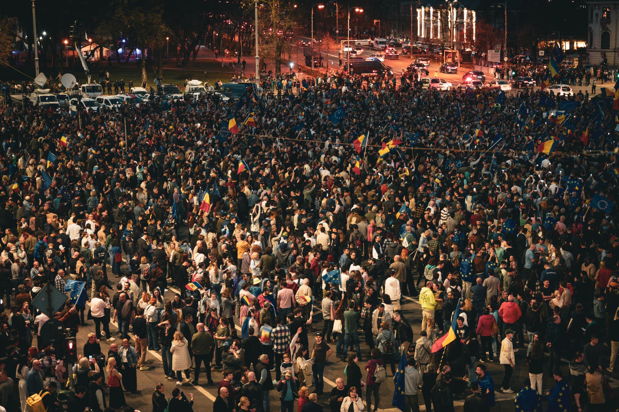 VIDEO Miting pro-Europa în Capitală. Participă mii de oameni. Susţinători ai lui Georgescu, identificaţi în apropiere