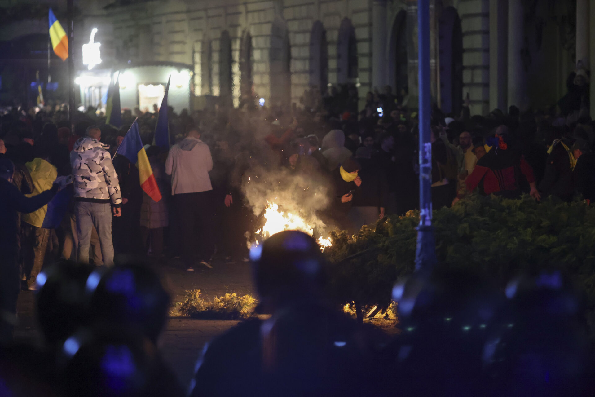 FOTO Lecţia suveranismului: bâte, foc, şi haos în centrul Capitalei