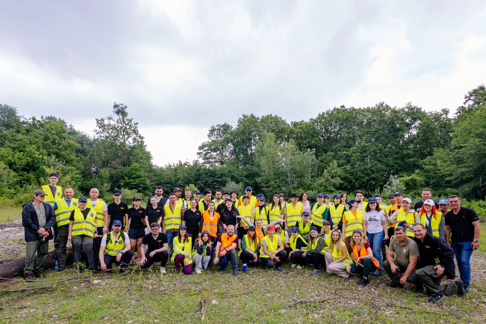 Peste 15 tone de deșeuri colectate în cadrul campaniei de ecologizare a BAT România în pădurea Plopeni, județul Prahova