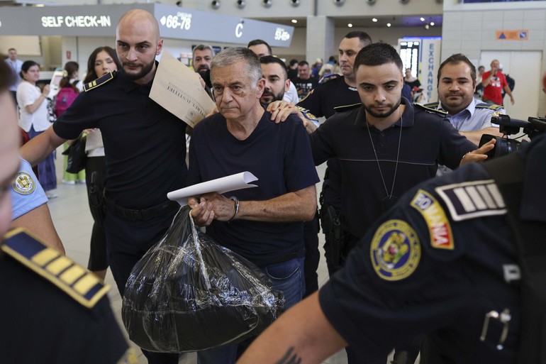 FOTO Cumnatul lui Mircea Geoană, Ionuţ Costea, condamnat la 6 ani de închisoare pentru mită, a fost adus în ţară