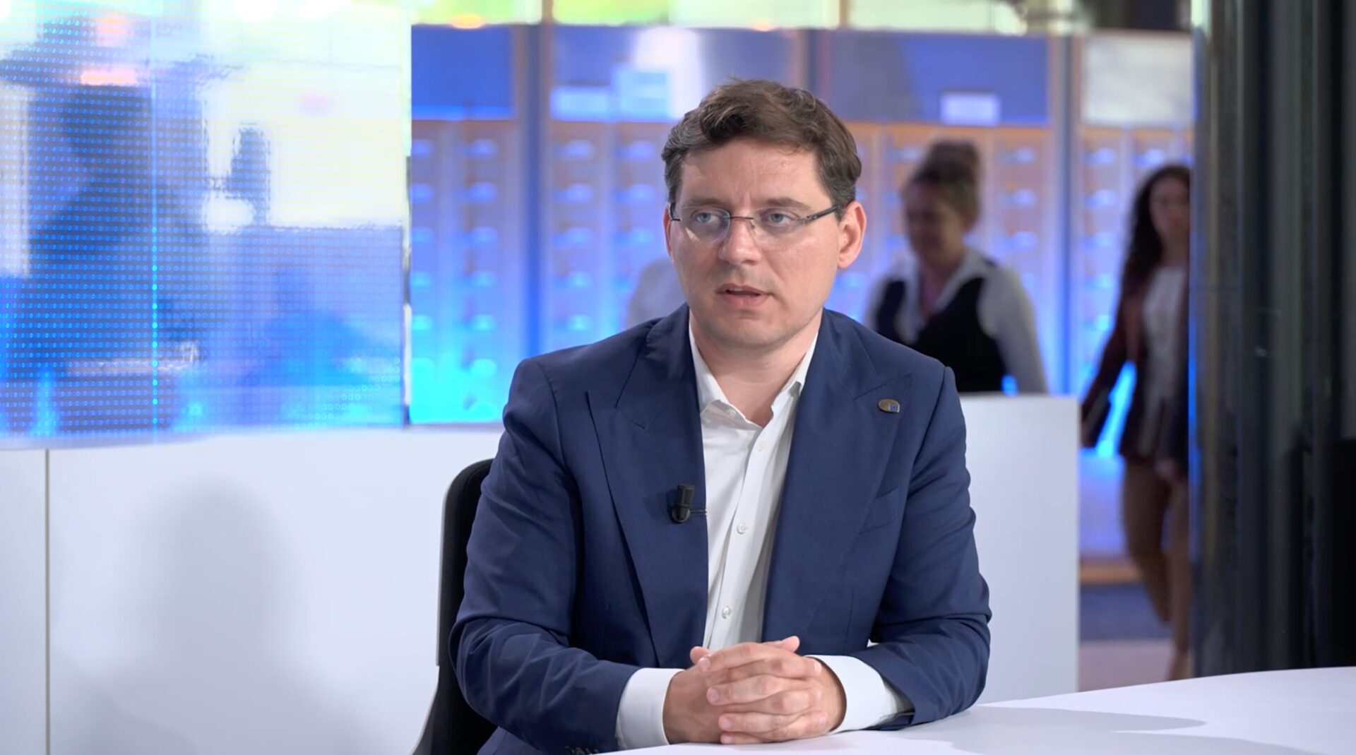 VIDEO VIDEO EXCLUSIV DIN BRUXELLES Victor Negrescu bate cu pumnul în masă: Guvernul trebuie să muncească, nu să facă PR