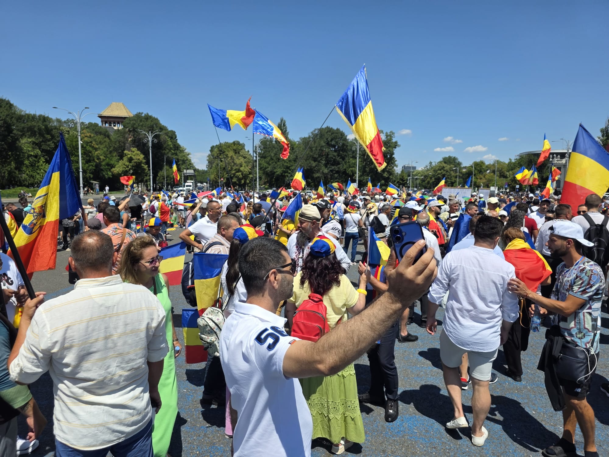 VIDEO Bucureşti: Incidente la protestul fanilor Georgescu. Un bărbat a fost prins cu un cuţit, altul a venit cu cartofi
