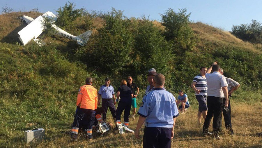 Resturile avionului de mici dimensiuni prăbușit pe un deal din județul Iași, în urma accidentului aviatic cu doi răniți grav.i