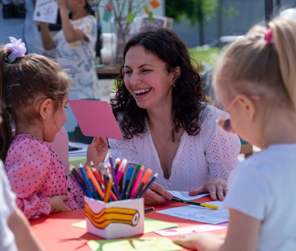Cătălina Chiricheș îi învață pe copii tainele caligrafiei, în Colțul de Poveste