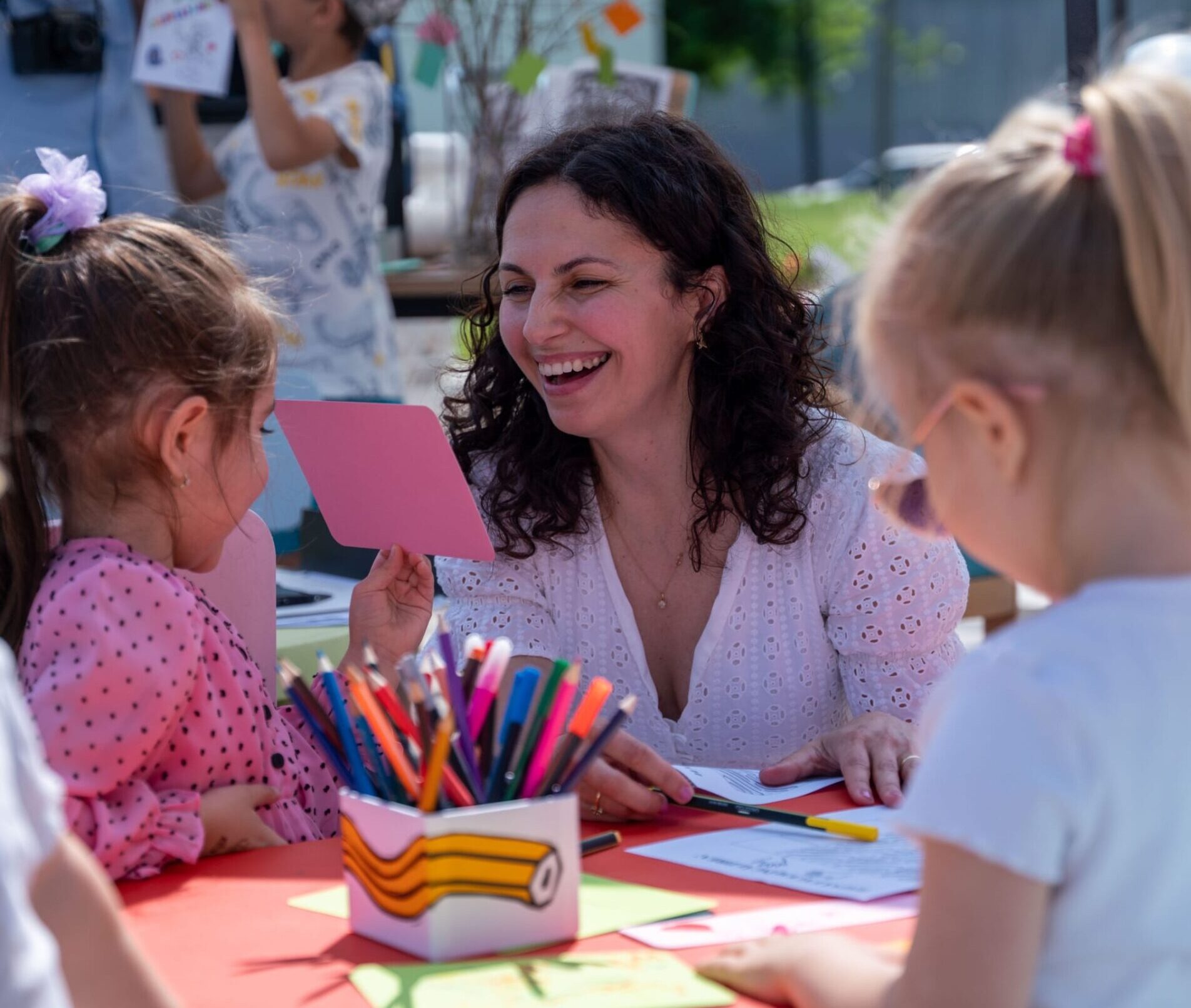 Cătălina Chiricheș îi învață pe copii tainele caligrafiei, în Colțul de Poveste