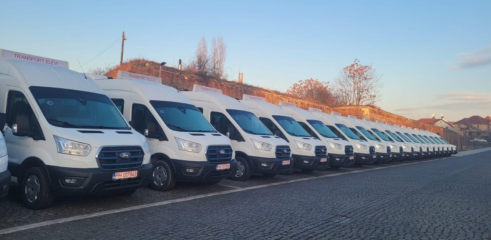 Compania Aveuro International a prezentat oficial noua gamă de microbuze electrice