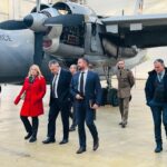 Delegatie oficială în hangarul ROMAERO, inspectând un avion al Forțelor Aeriene Române.