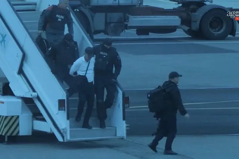 FOTO VIDEO Vladimir Plahotniuc a fost adus la Chișinău sub escortă după șase ani de la fuga sa. Primele imagini