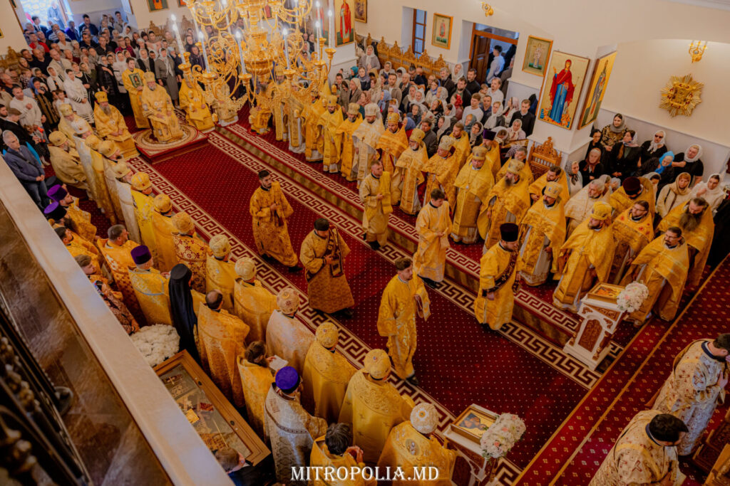 Slujbă în Mitropolia Chișinăului, preoți în veșminte aurii, opulență și fast religios în contrast cu scandalurile de corupție