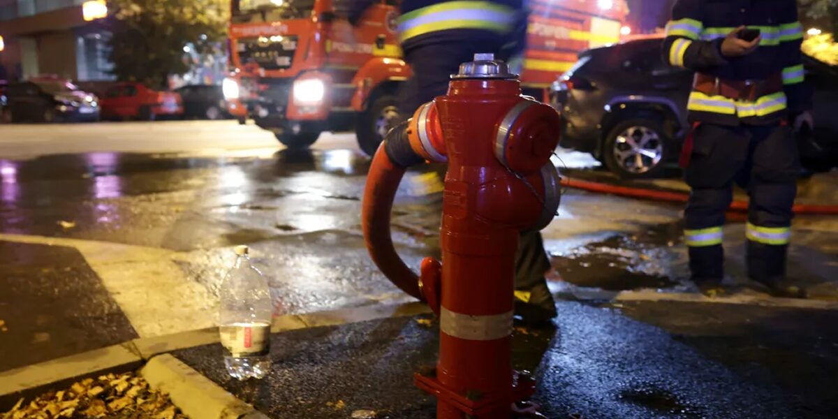 FOTO Cele mai puternice imagini cu incendiul din Pantelimon. Norul toxic de fum a ajuns aproape în toată Capitala